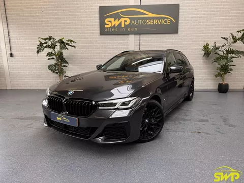 BMW 5-serie Touring 530i | M-sport | Pano | HUD | Pilot assist | Camera | Navi | Grootlicht assistent | Trekhaak zwenkbaar